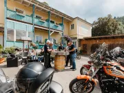 Motorräder im Innenhof abgestellt