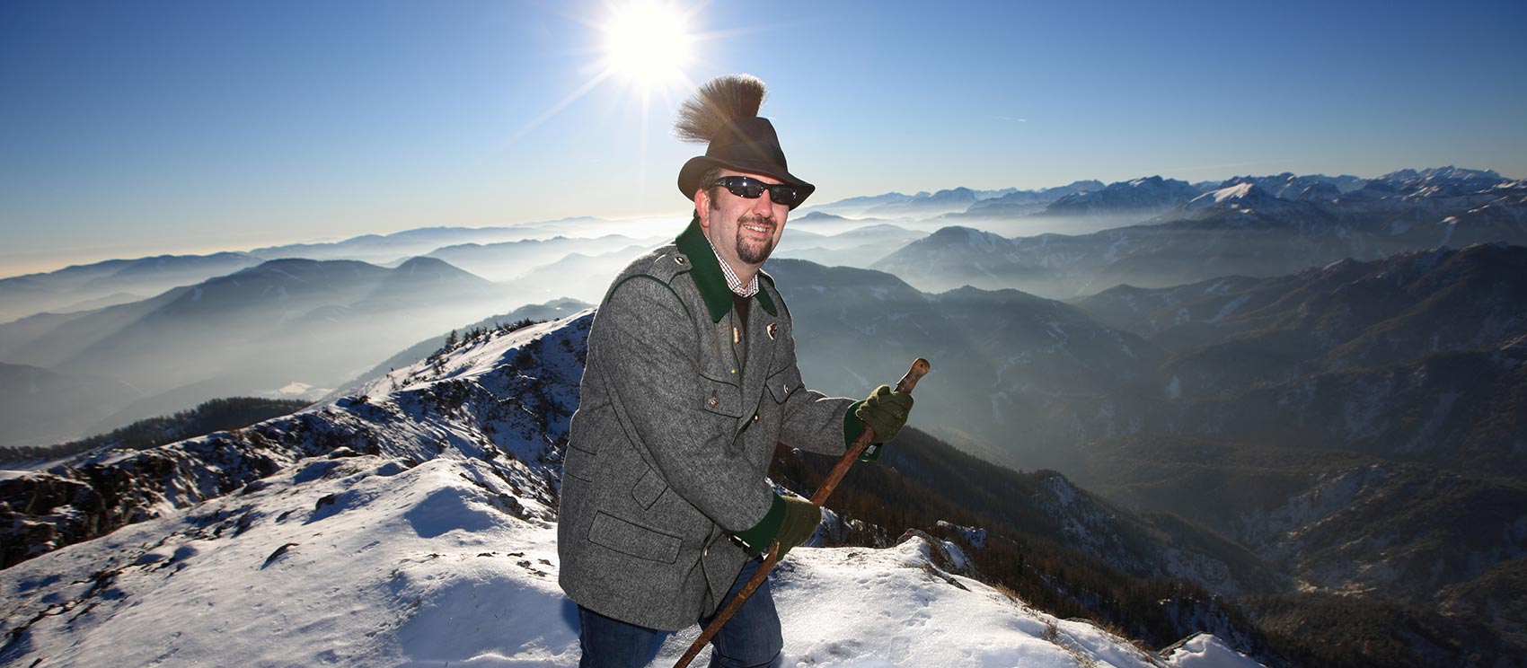 Gernot Grünbichler am Gipfel mit Steireranzug und Hut mit Gamsbart