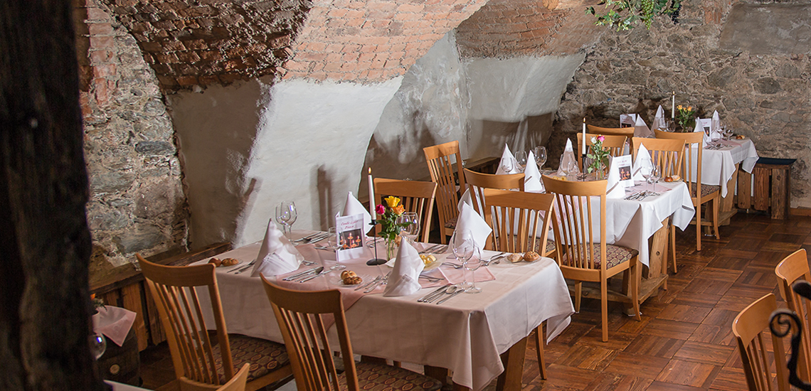 Blick in den Restaurant-Keller - gedeckte Tische.