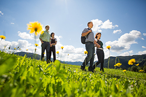 Vier Wanderer sind unterwegs am Stanzer Sonnenweg